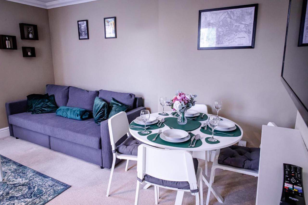 Lord Street - 2 Beautiful Apartments - Sleep Up To 14 Guests - By Rework Accommodation Честър Екстериор снимка